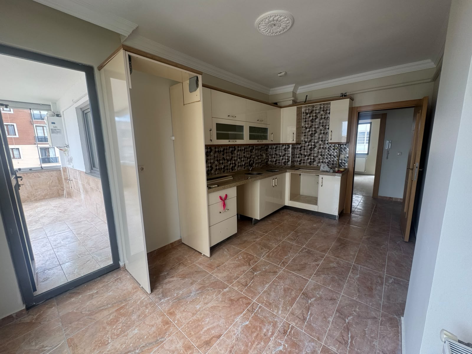 SÖĞÜTLÜ DE CUMHURİYET BULVARINDA KİRALIK DAİRE